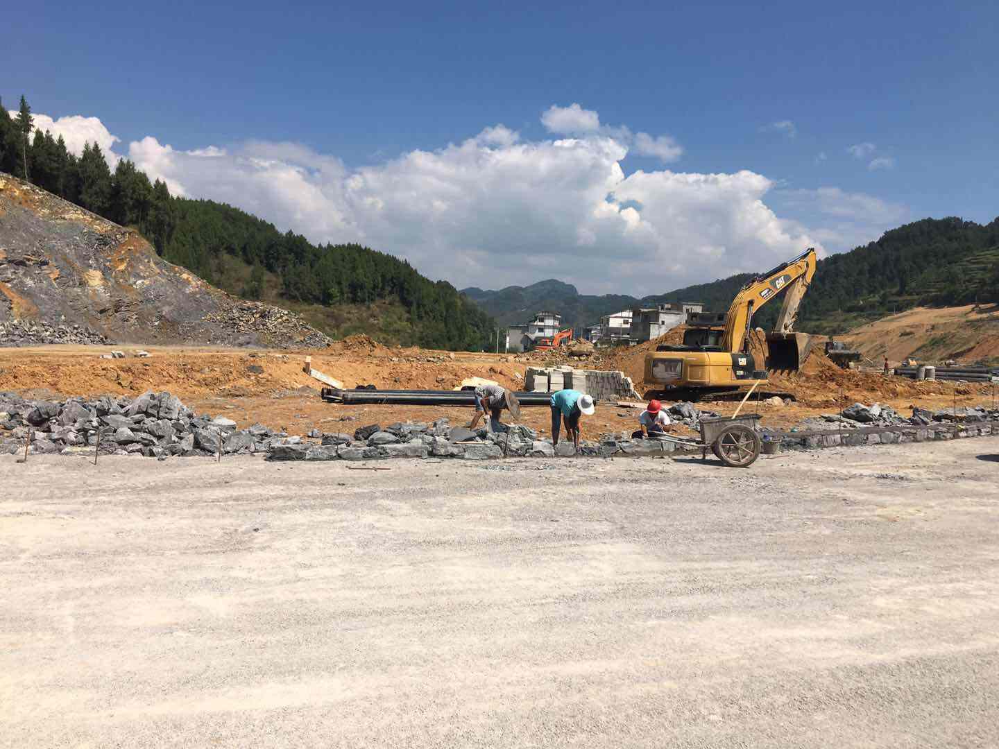 縣礦產公司助力“四好農村路”建設
