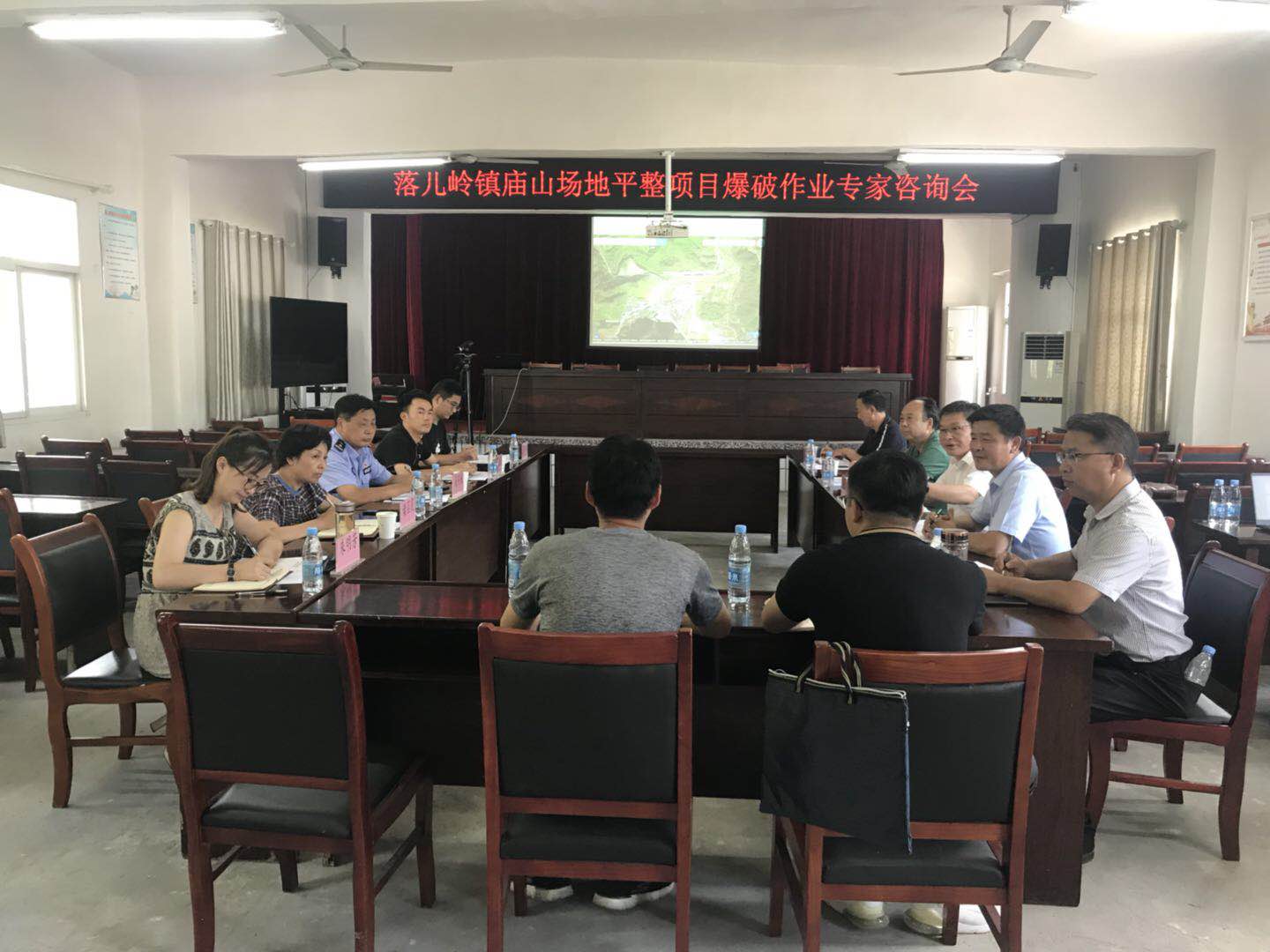 縣礦產(chǎn)公司組織召開落兒嶺鎮(zhèn)廟山場(chǎng)平項(xiàng)目爆破作業(yè)專家咨詢會(huì)