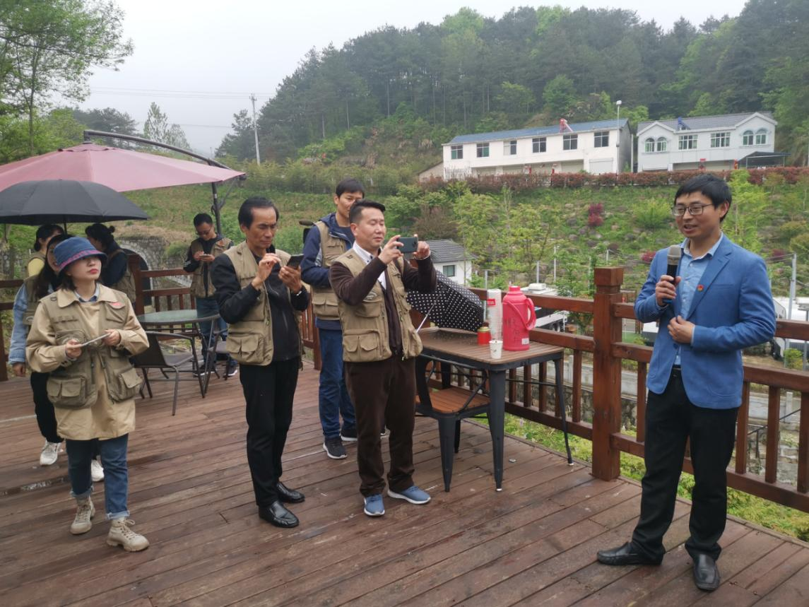 太陽房車營地迎來媒體團采風